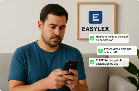 Persona recibiendo notificaciones sobre de su declaración de marca